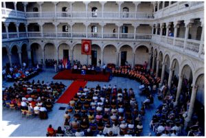 Acto en el patio Universidad